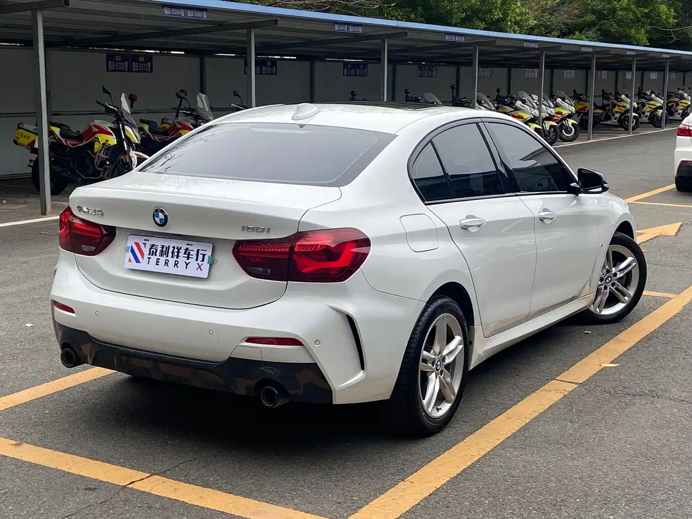 BMW 1 Series 2023 120i M Sport Shadow Edition фото 4