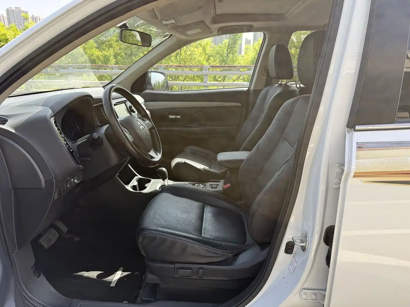 Mitsubishi Outlander (Import) 2013 2.4L 4WD Luxury Navigation 5-seater фото 4