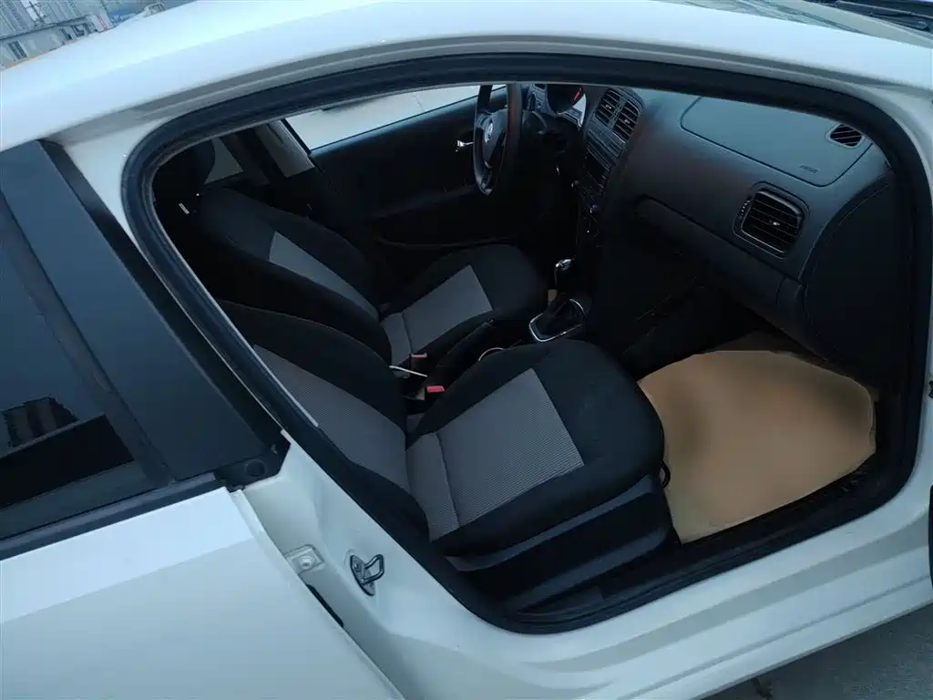 Volkswagen Polo 2016 1.4L Automatic Trend фото 20