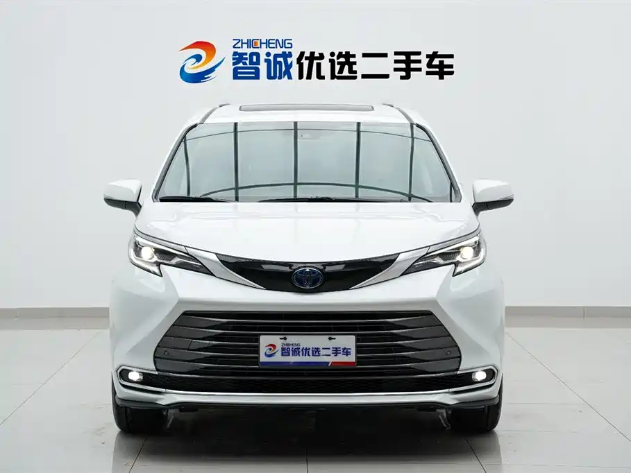Toyota Sienna 2021 2.5L Hybrid Ultimate Edition фото 2