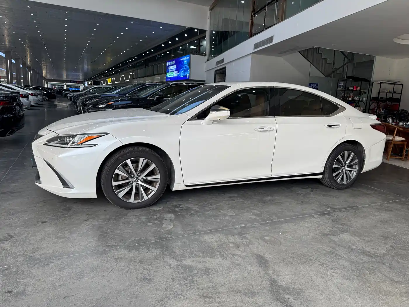 Lexus ES 2021 200 Excellence Edition фото 2