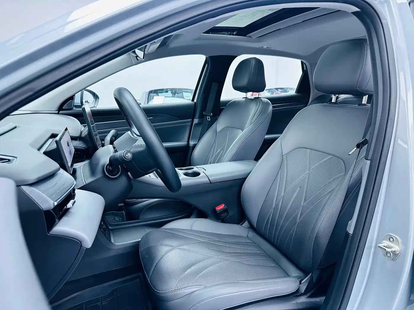 Geely Galaxy Galaxy L6 2025 EM-i 140km Starship Edition фото 10