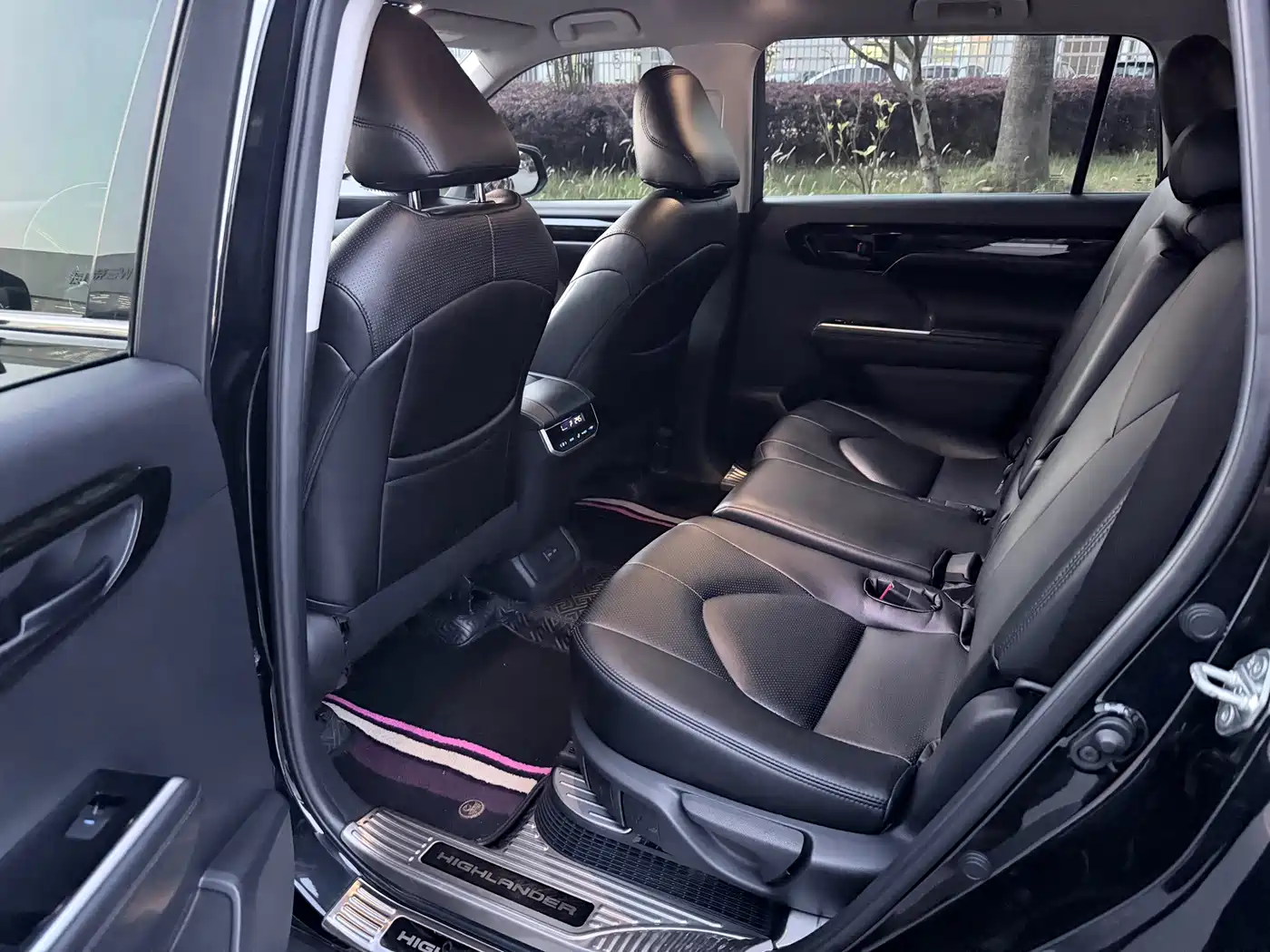 Photo 8 - Toyota Highlander