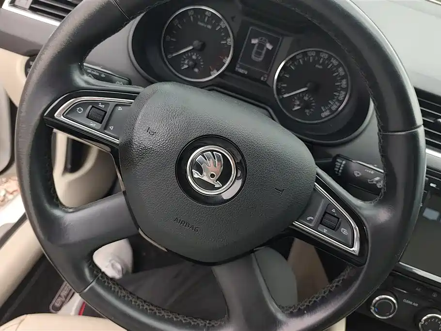 Škoda Octavia 2016 1.6L Automatic Smart Edition фото 15