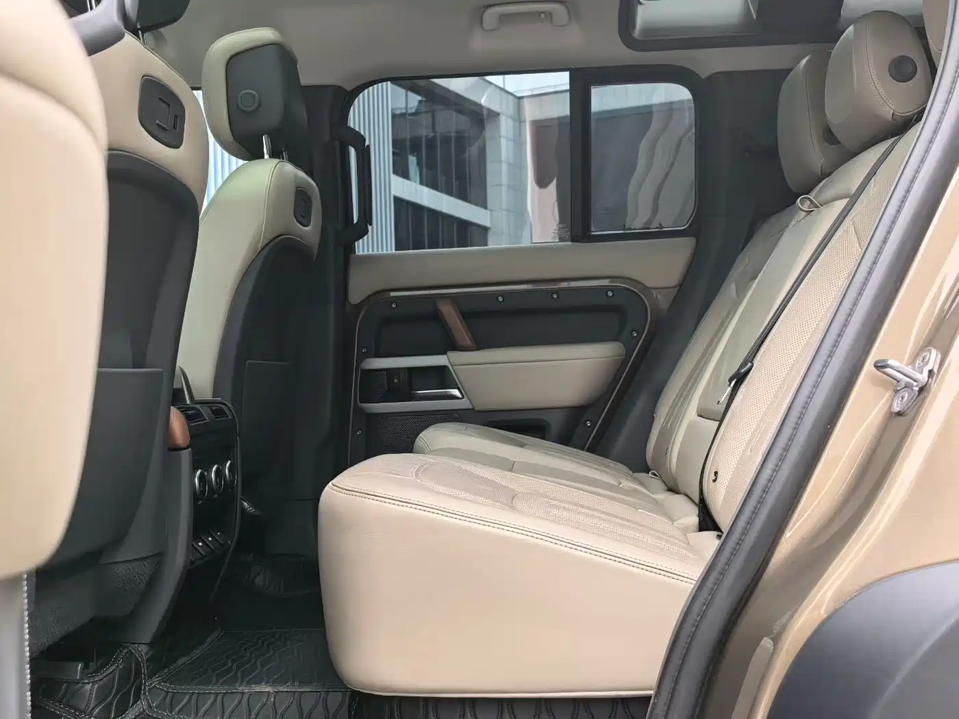Land Rover Defender 2020 Model 110 P400 HSE фото 6