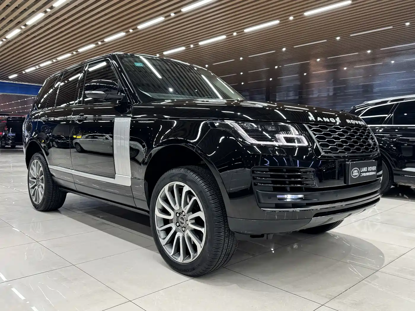 Land Rover Range Rover 2019 3.0 SC V6 Golden Age Edition фото 3