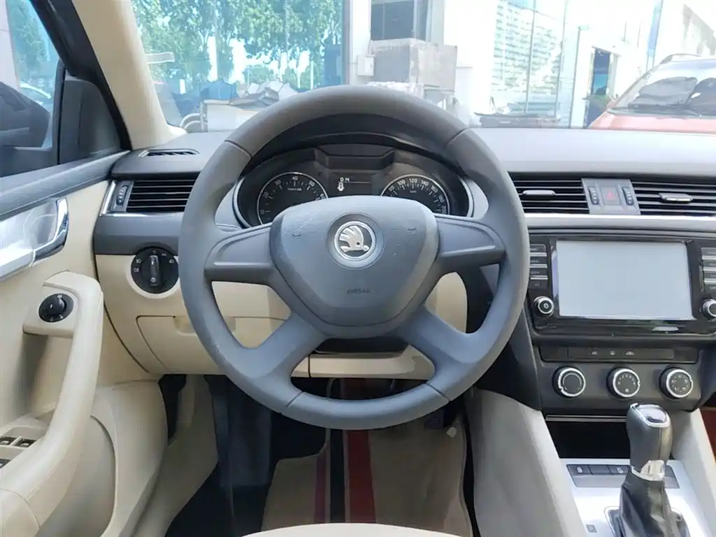 Škoda Octavia 2015 1.6L Automatic逸杰版 фото 11