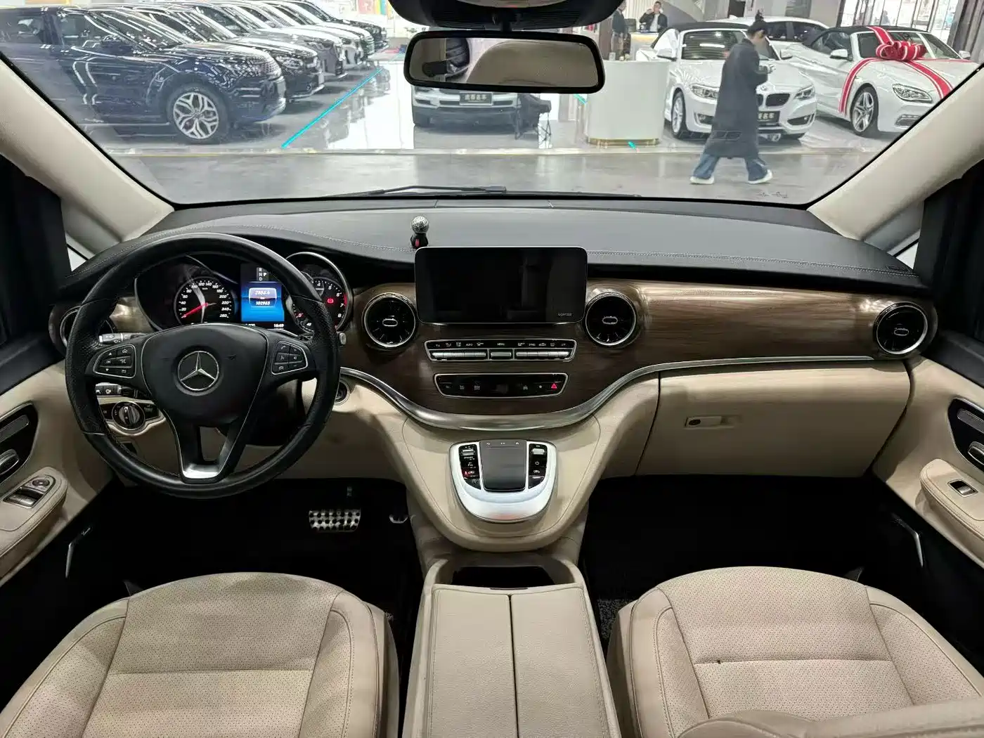 Mercedes-Benz V-Class 2021 V 260 L Long Wheelbase Premium Edition фото 4