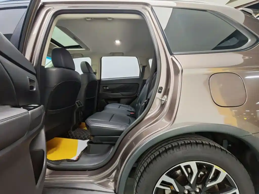 Mitsubishi Outlander 2020 2.0L 2WD Premium 5-seater фото 8