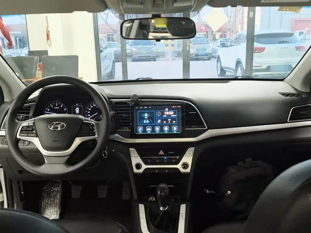 Hyundai Elantra 2016 1.6L Manual Smart & Vibrant Model фото 6