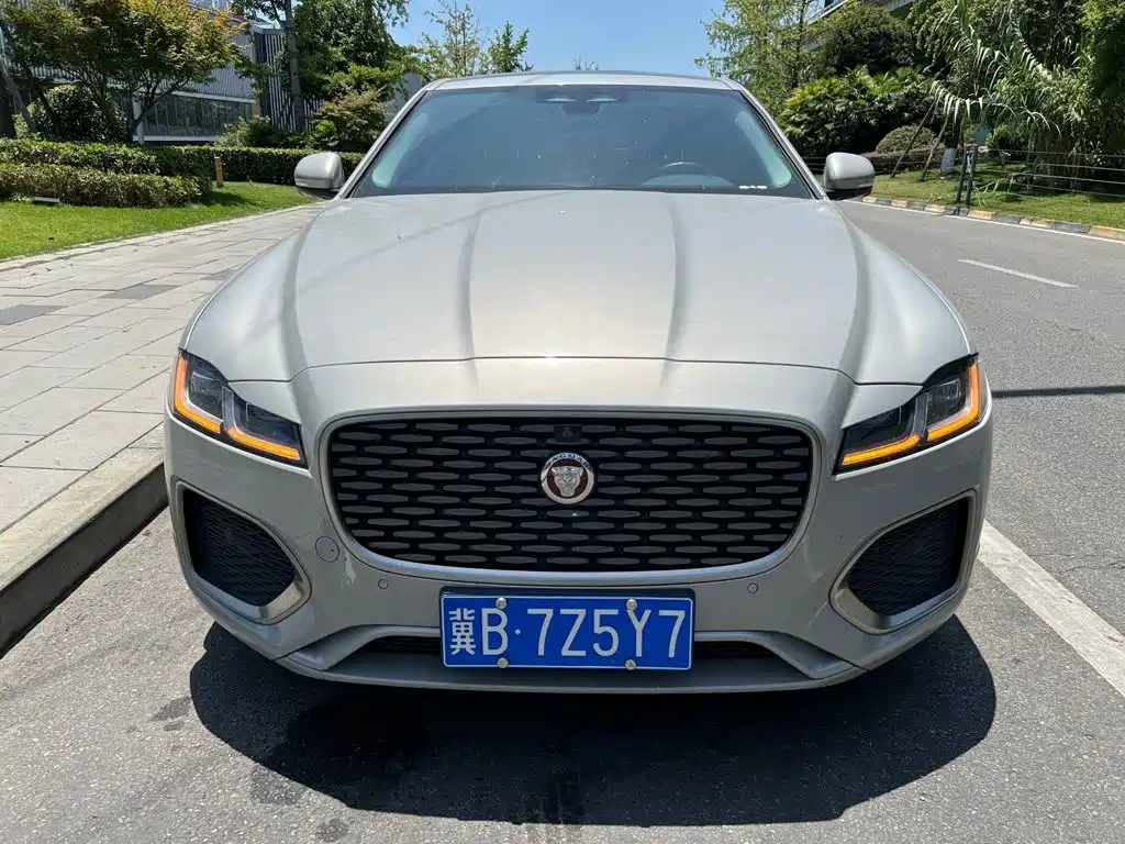 Photo 2 - Jaguar XFL
