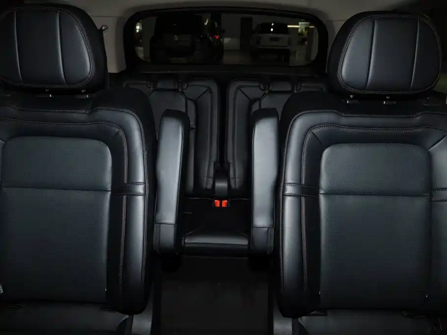 Photo 14 - Lincoln Aviator