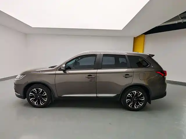 Mitsubishi Outlander 2020 2.0L 2WD Premium 5-seater фото 11