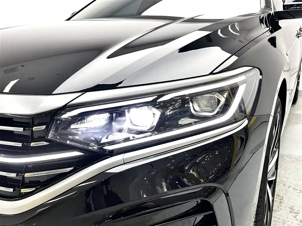 Volkswagen Passat 2023 330TSI Luxury Edition фото 5