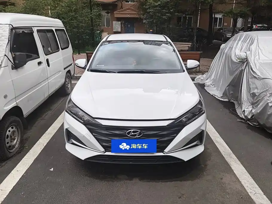 Photo 2 - Hyundai Verna