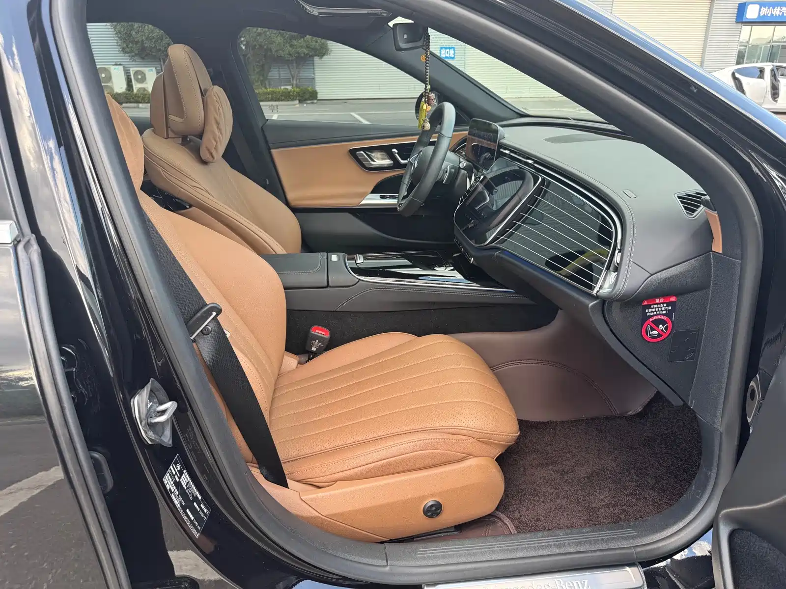 Photo 18 - Mercedes-Benz E-Class