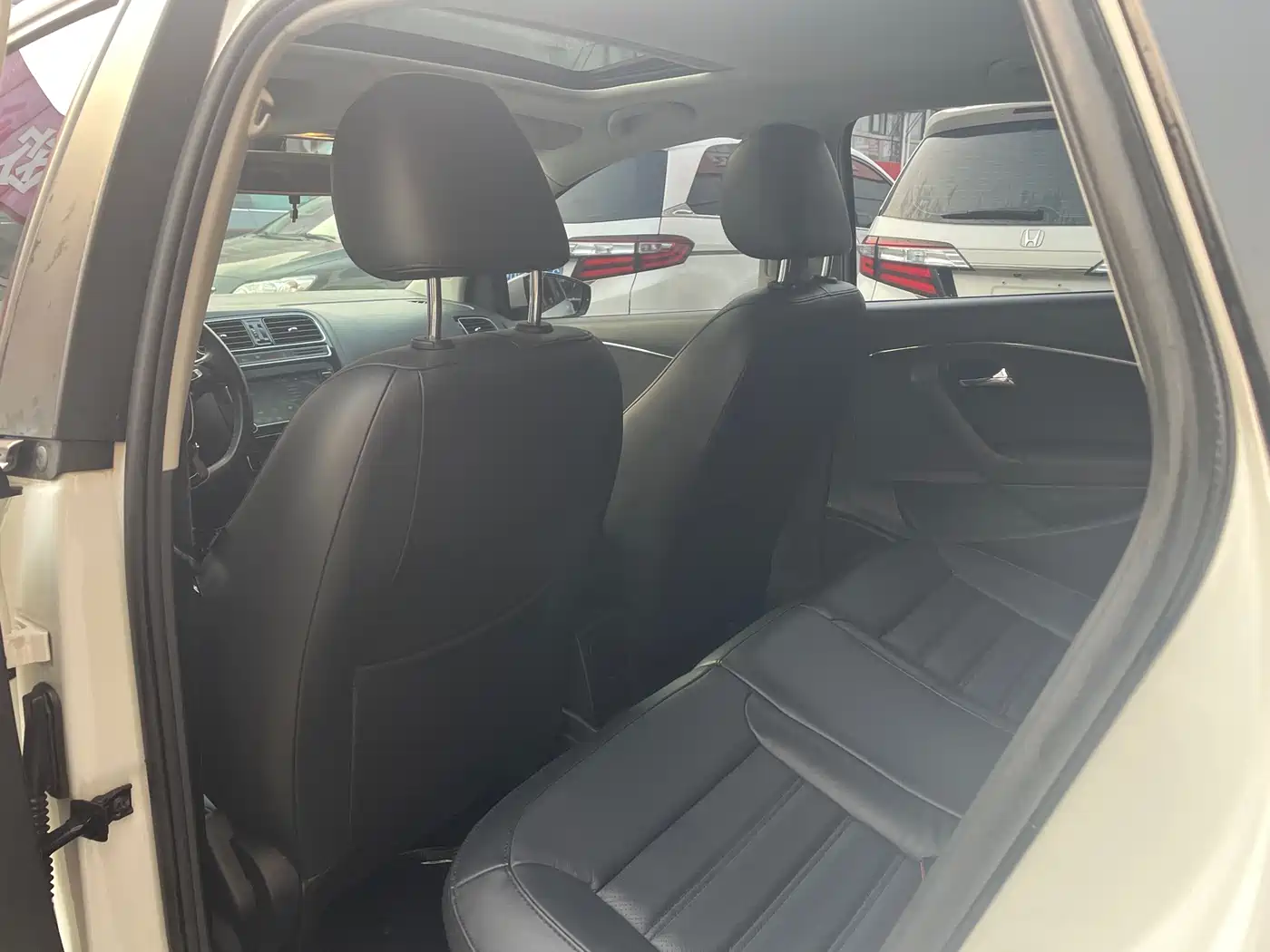 Volkswagen Polo 2014 1.4L Automatic Luxury Edition фото 8