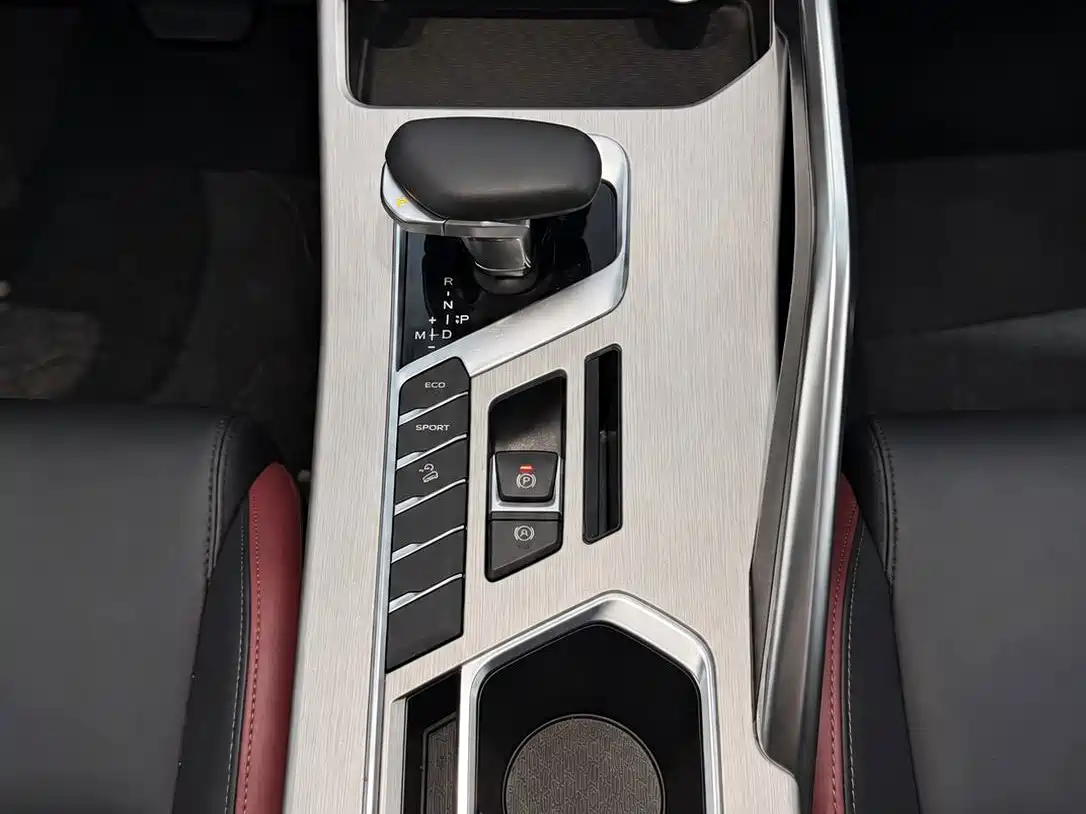 Фото 22 - Geely Coolray