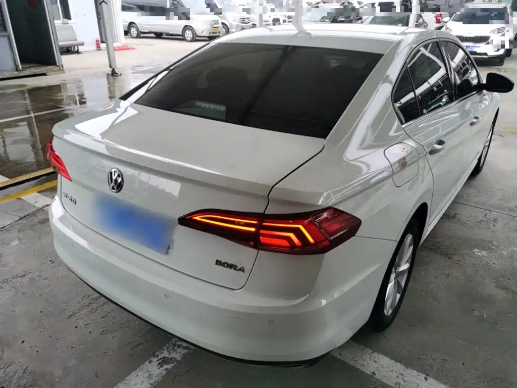 VOLKSWAGEN BORA