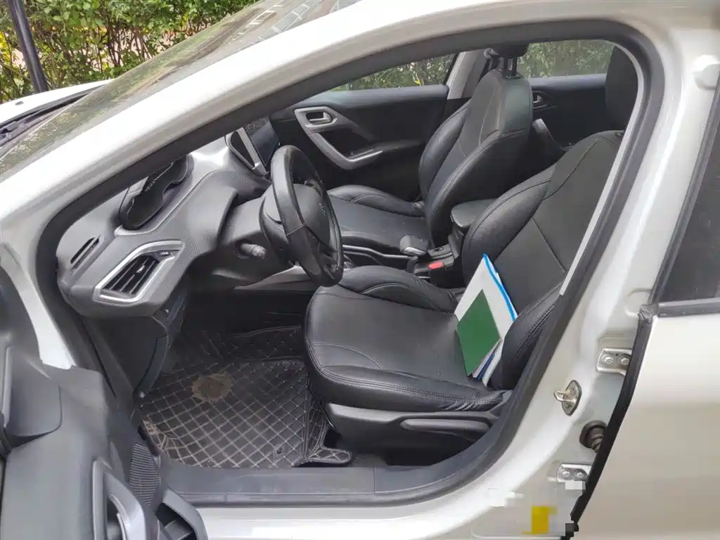 Peugeot 2008 2014 1.6L Automatic Fashion Edition фото 11