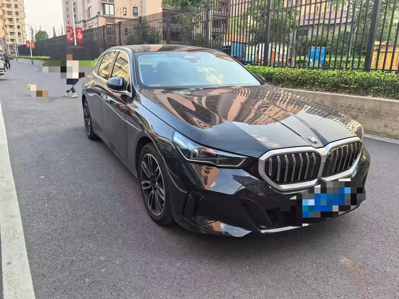 BMW 5 Series 2026 530Li Leading M Sport Package фото 3