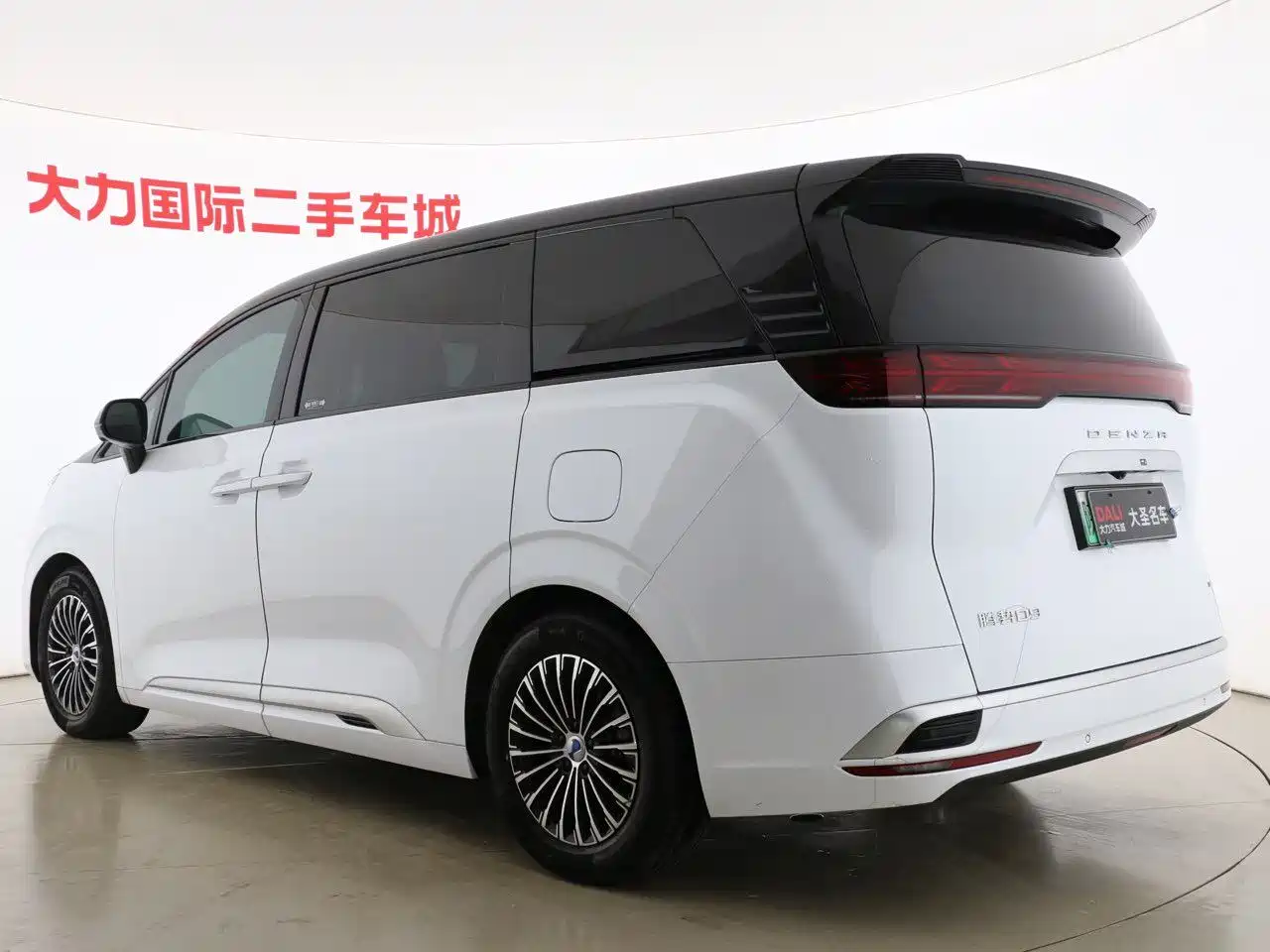 Denza D9 2024 DM-i 1050 Premium фото 16