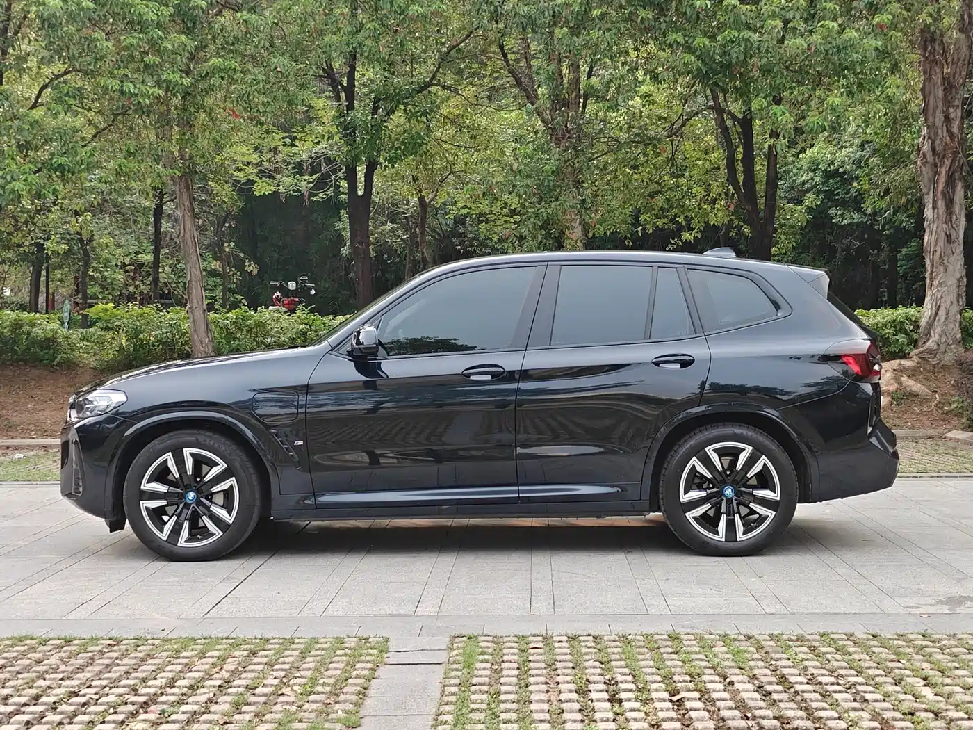 BMW iX3 2024 Leading Edition фото 8