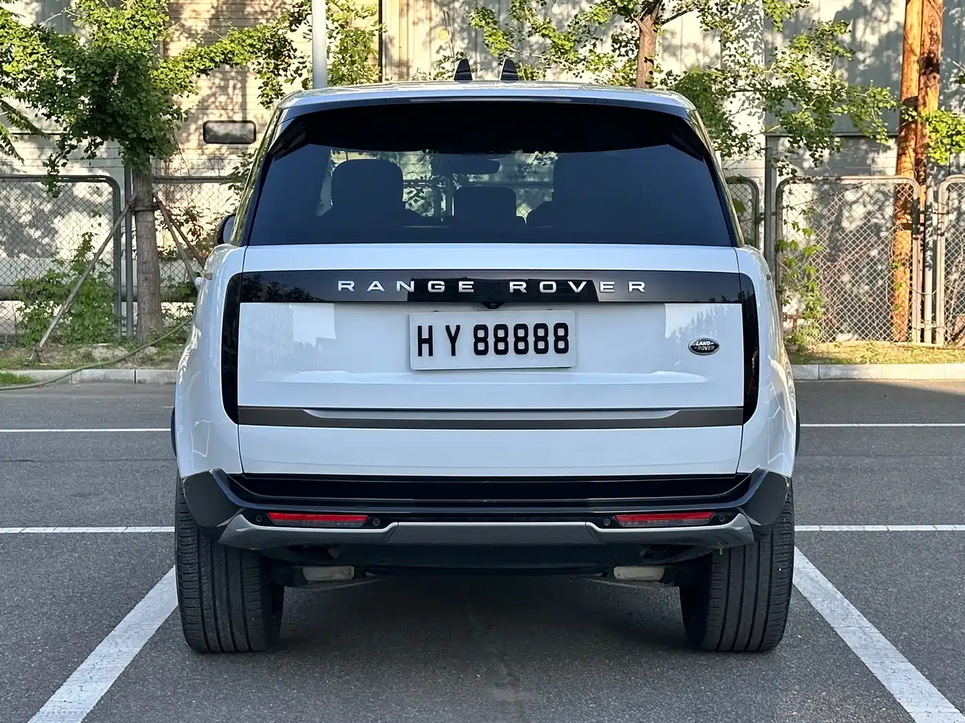 Land Rover Range Rover 2023 3.0 L6 400PS Golden Age Long Wheelbase фото 7