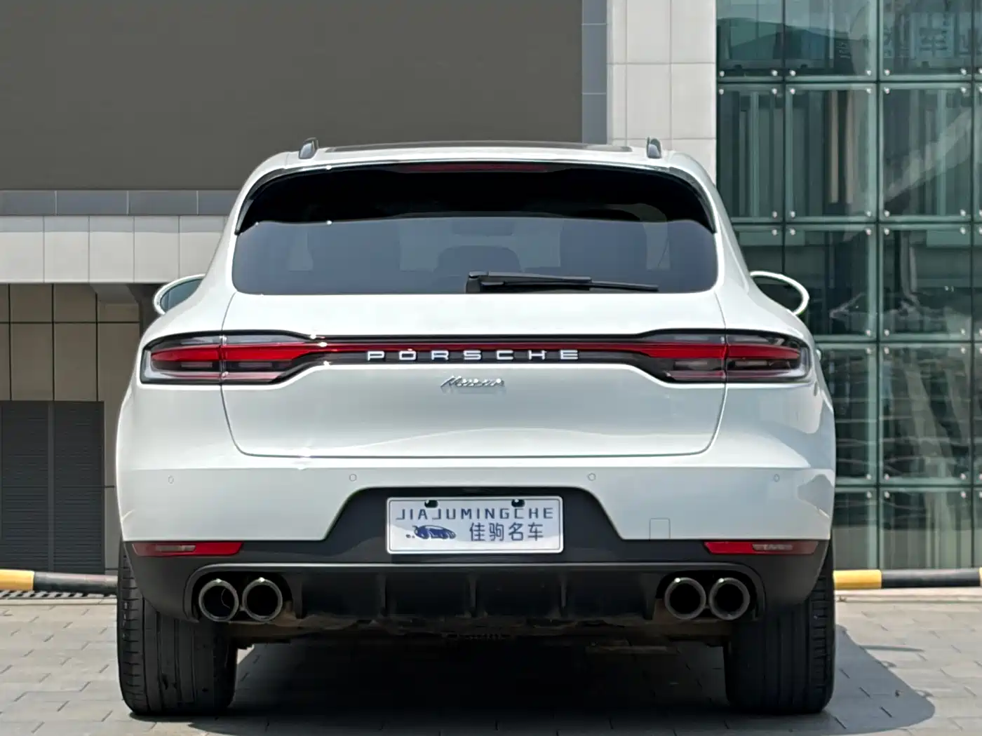 PORSCHE MACAN