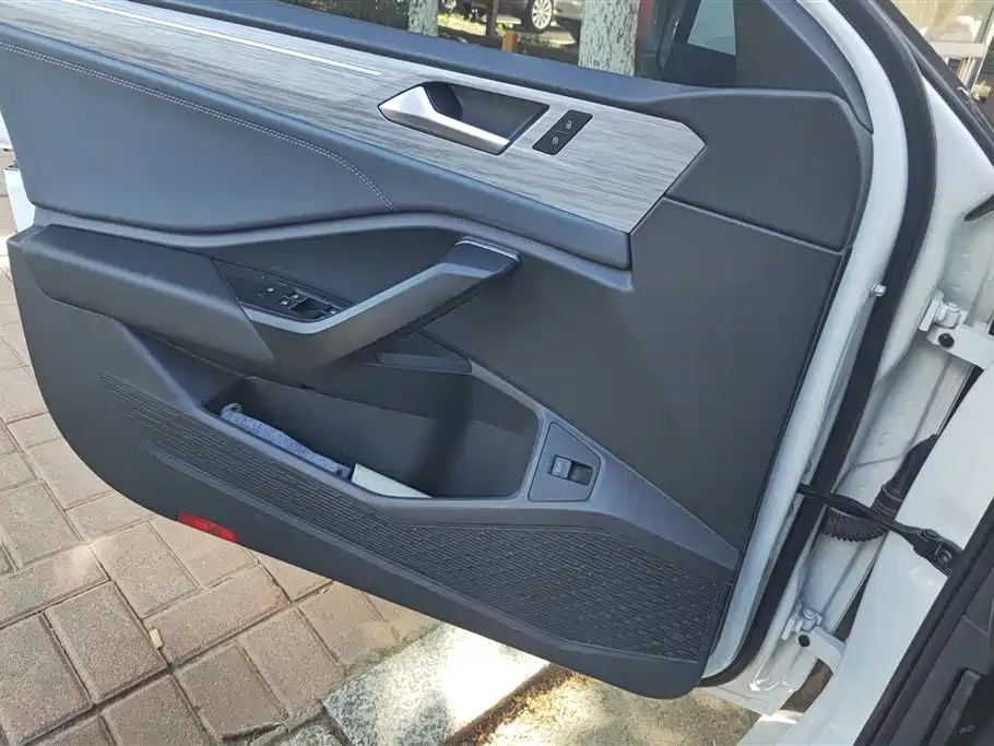 Volkswagen Sagitar 2023 300TSI DSG Surpassing Edition фото 7
