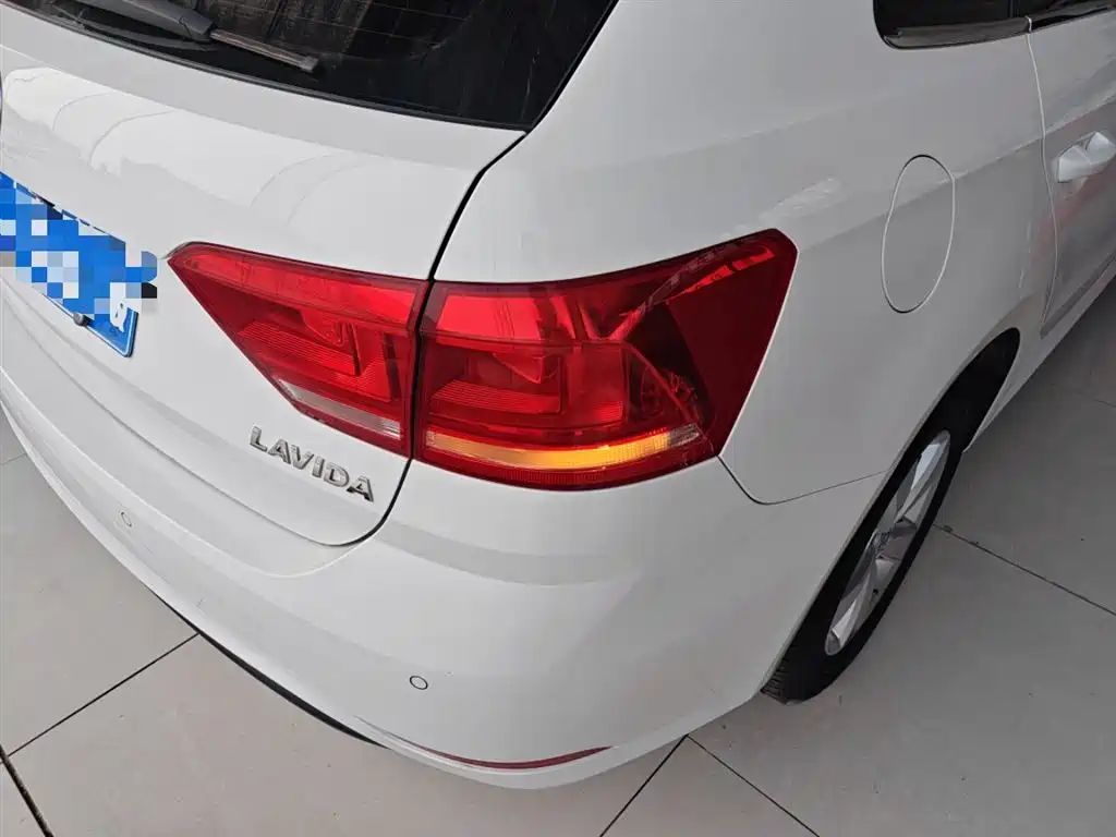 Volkswagen Lavida Tour 2015 1.6L Automatic Trend Edition фото 8