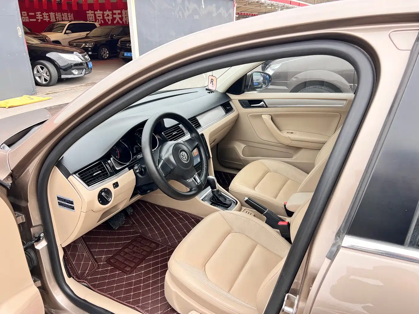 Volkswagen Bora 2014 1.6L Automatic Luxury Edition фото 9