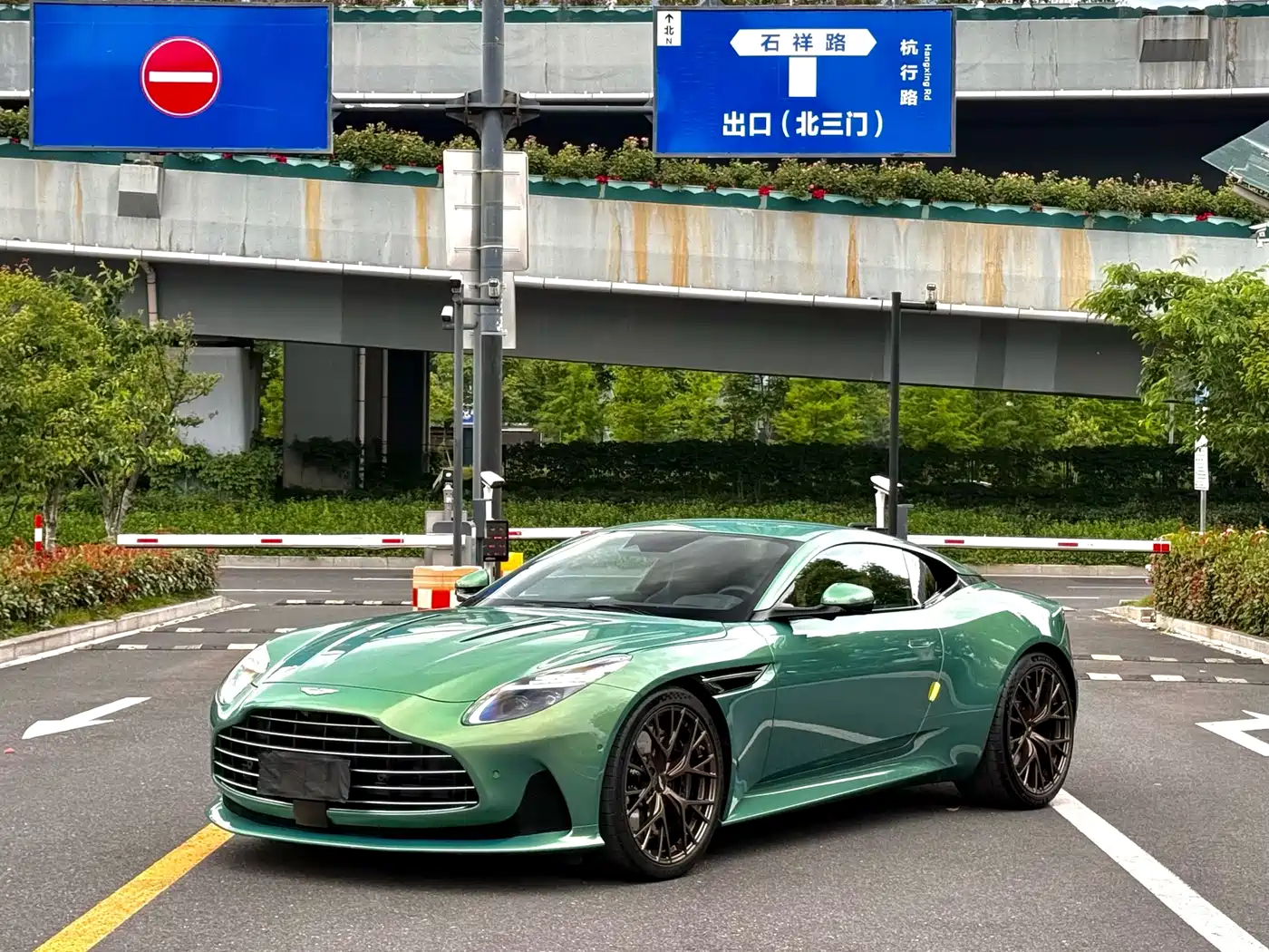 Aston Martin DB12 2023 4.0T V8 Coupe фото 3