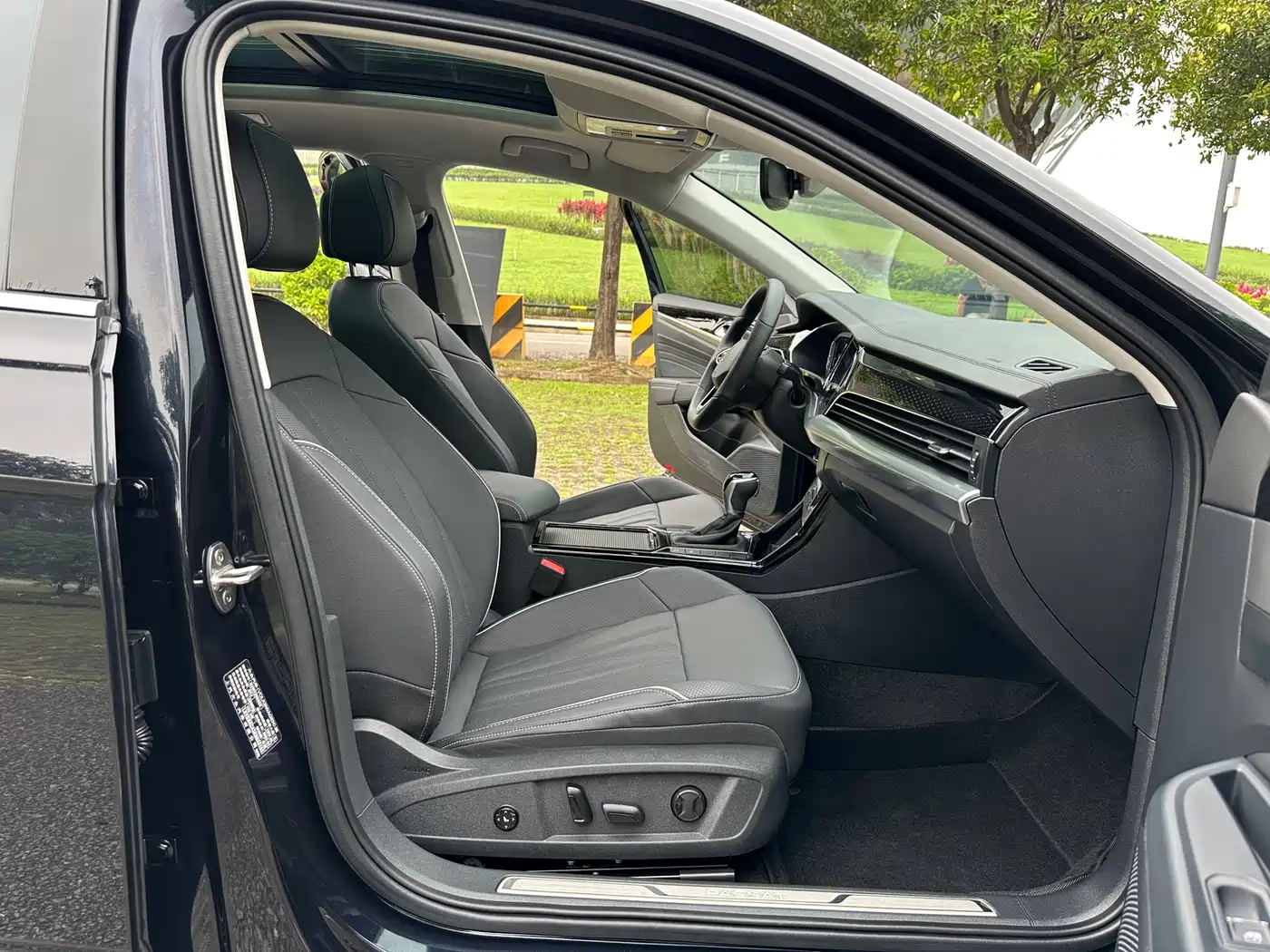Volkswagen Passat 2024 380TSI Dragon Glory Edition фото 10