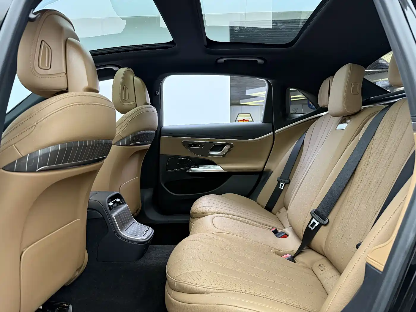 Mercedes-Benz E-Class 2024 E 300 L Fashion фото 12