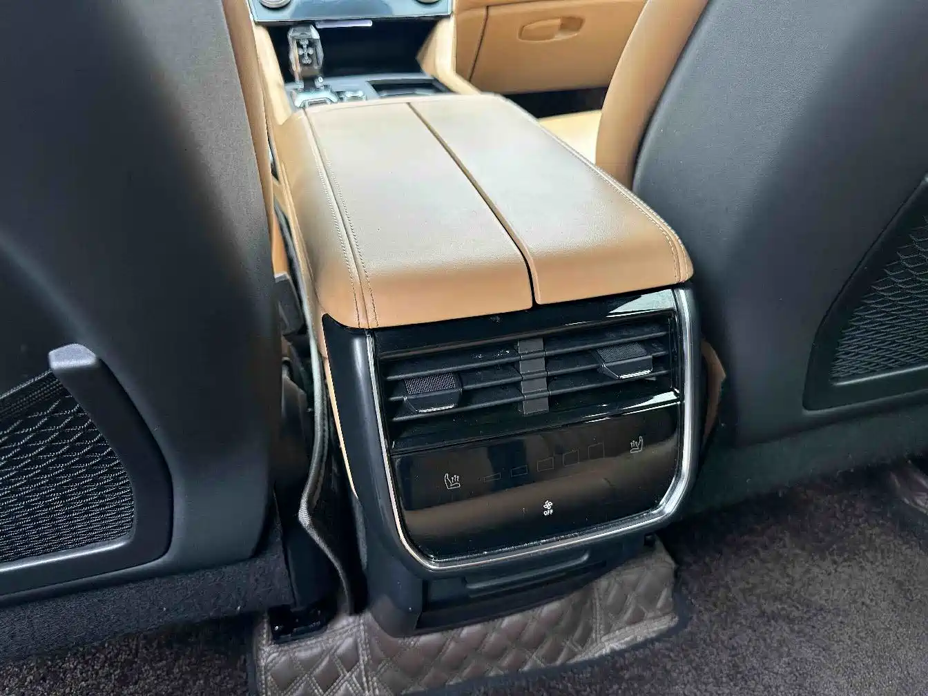 Lynk & Co 09 EM-P 2023 2.0TD EM-P Voyage PM 7-Seater фото 27