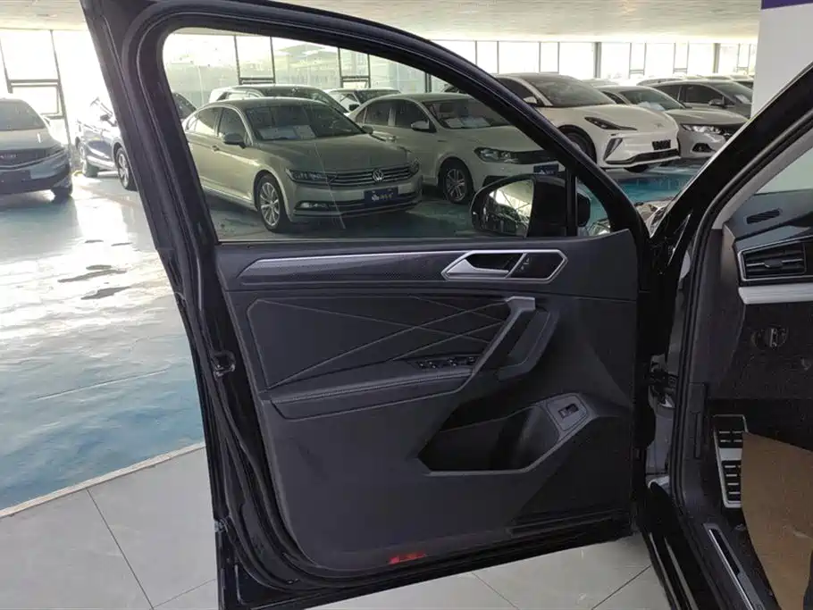 Volkswagen Tiguan L 2022 330TSI Auto 2WD R-Line Premium Edition фото 7