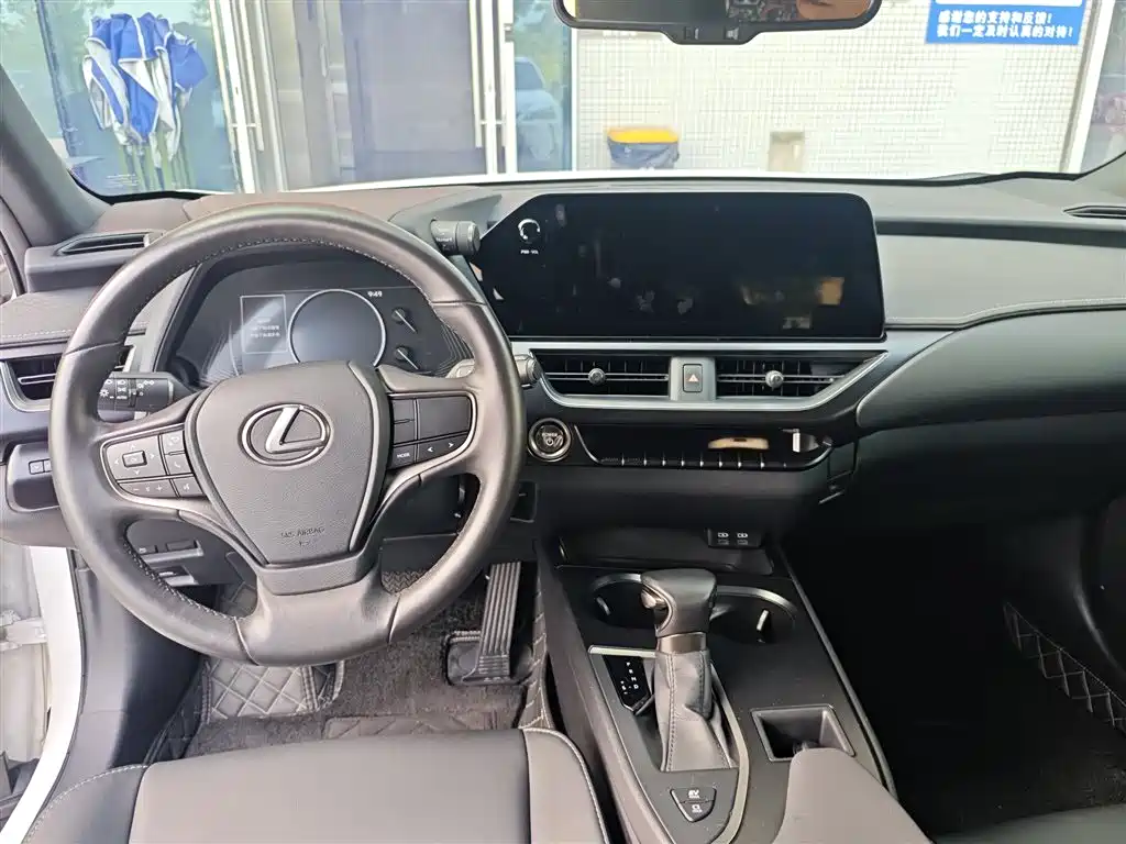 Photo 6 - Lexus UX