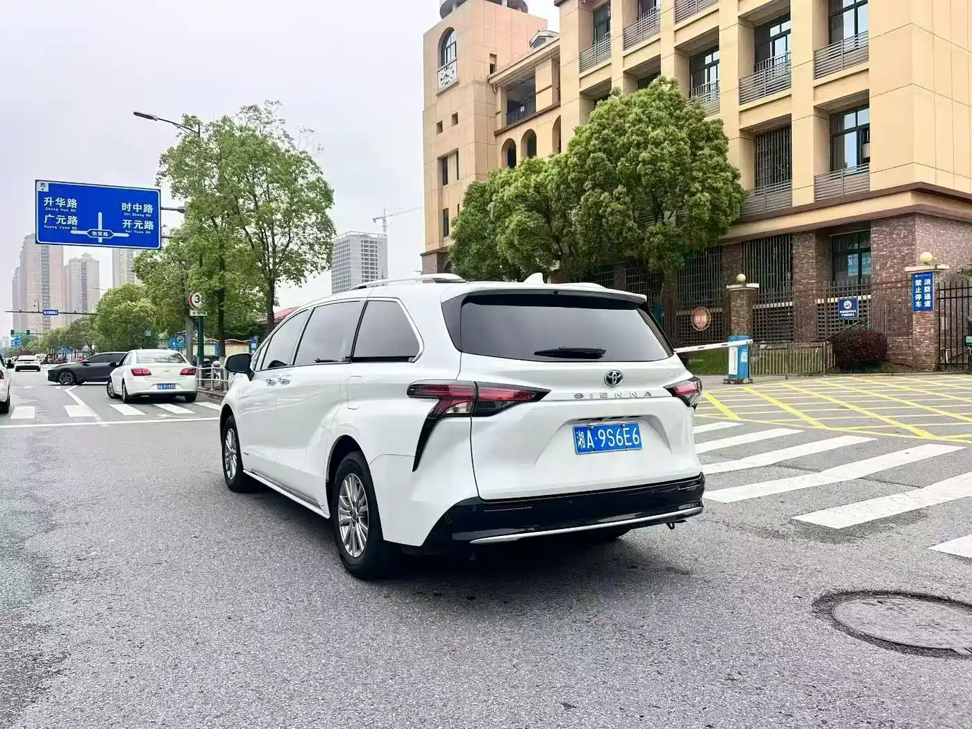 Фото 9 - Toyota Sienna