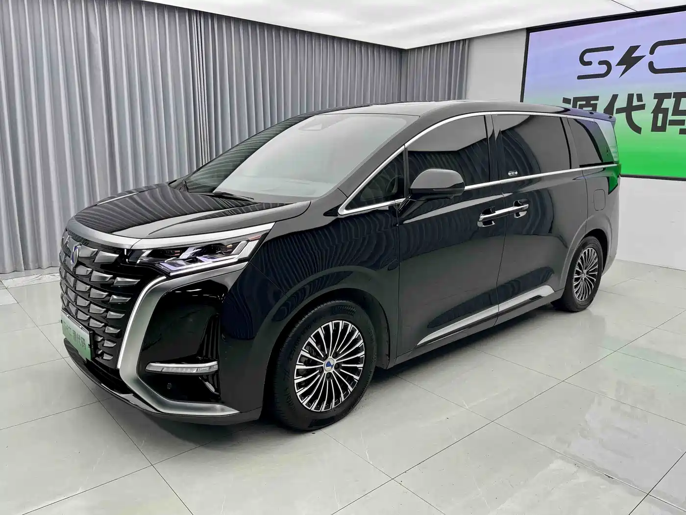 Denza D9 2022 DM-i 970 All-Wheel Drive Honor Edition фото 2