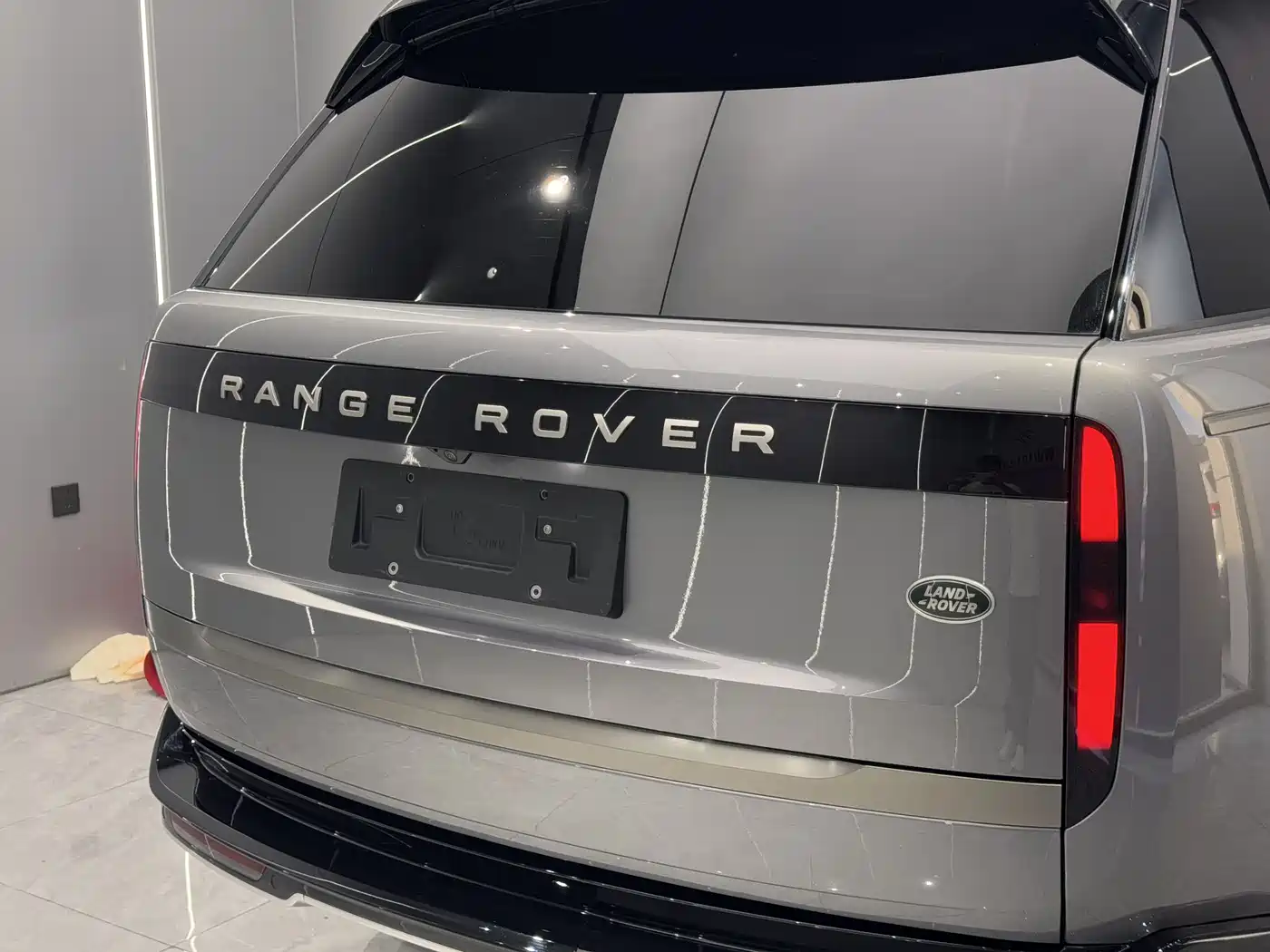 Land Rover Range Rover 2023 3.0 L6 360PS Golden Age Edition фото 13