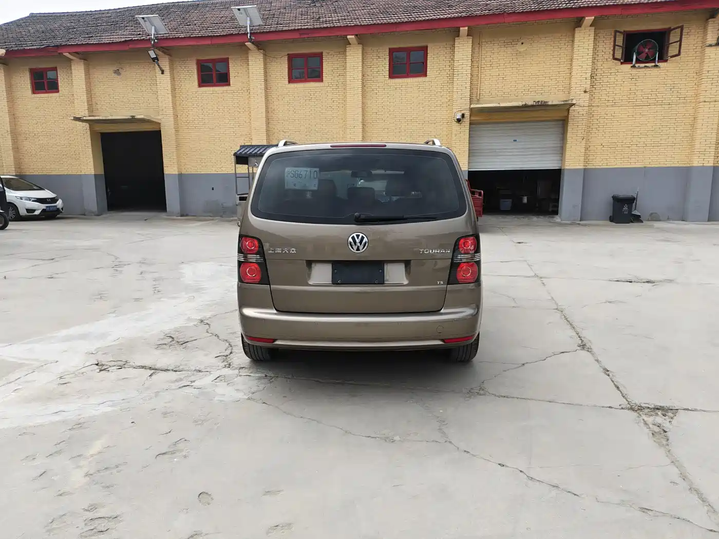 Volkswagen Touran 2015 1.4T DSG Comfort Edition 5-seater фото 6