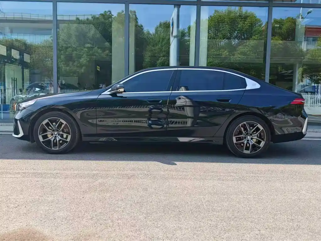 BMW 5 Series 2024 530Li Leading Model Luxury Package фото 4