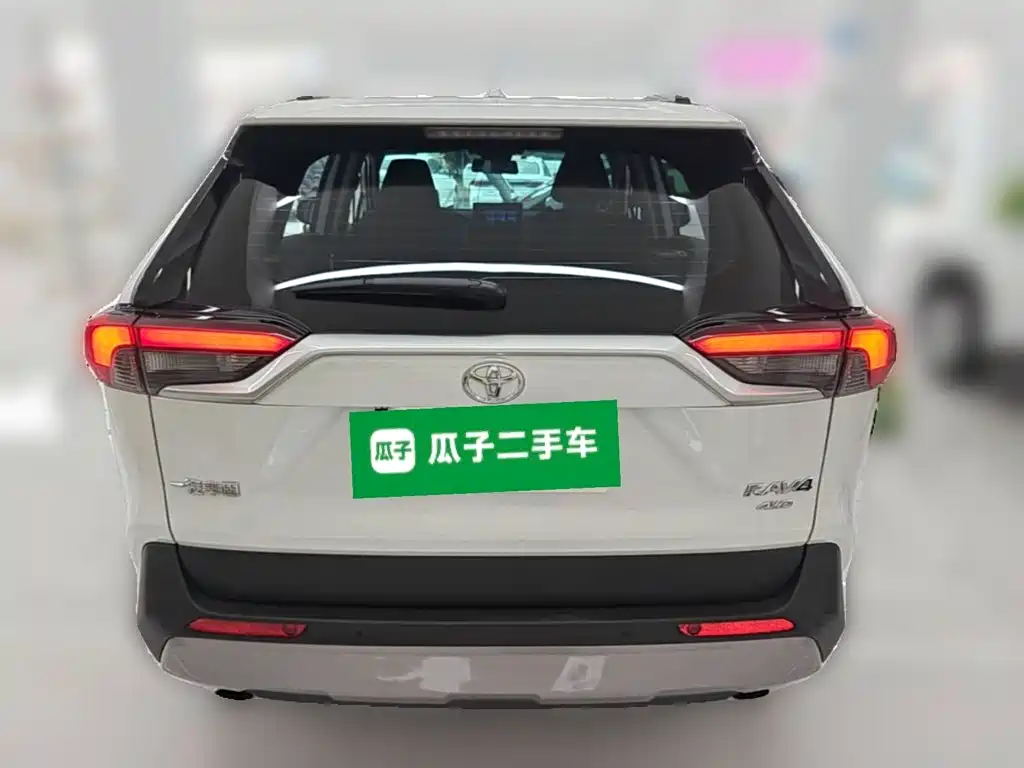 Фото 8 - Toyota RAV4