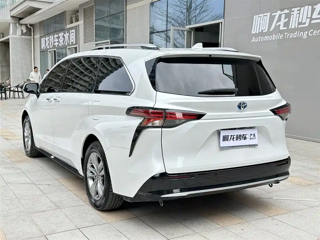 Toyota Sienna 2021 2.5L Hybrid Platinum Edition фото 9