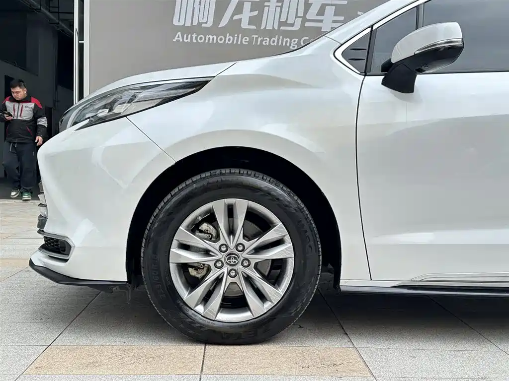 Toyota Sienna 2021 2.5L Hybrid Platinum Edition фото 22