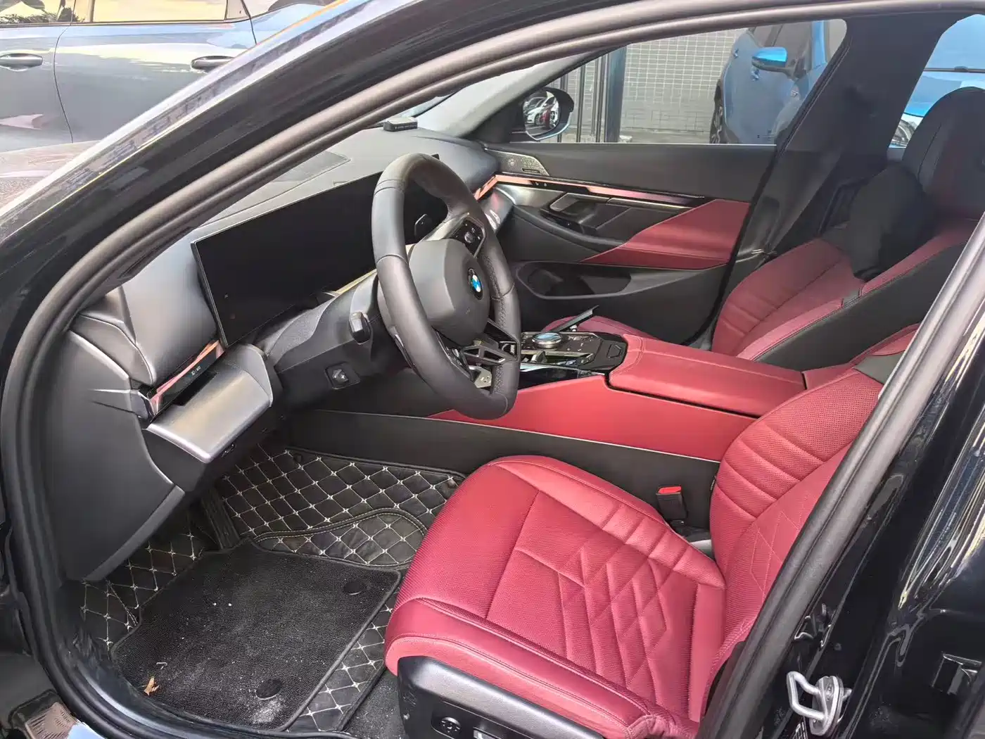 BMW 5 Series 2026 530Li Leading M Sport Package фото 4
