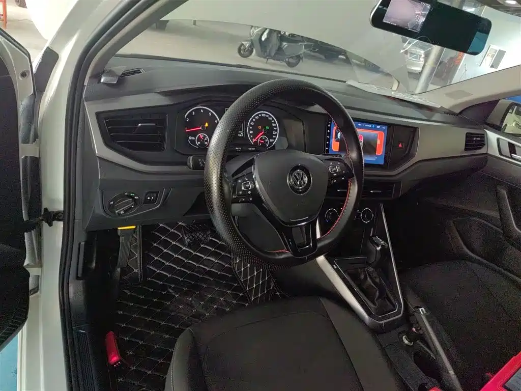Volkswagen Polo 2019 Plus 1.5L Automatic Panorama Enjoyment Edition фото 10