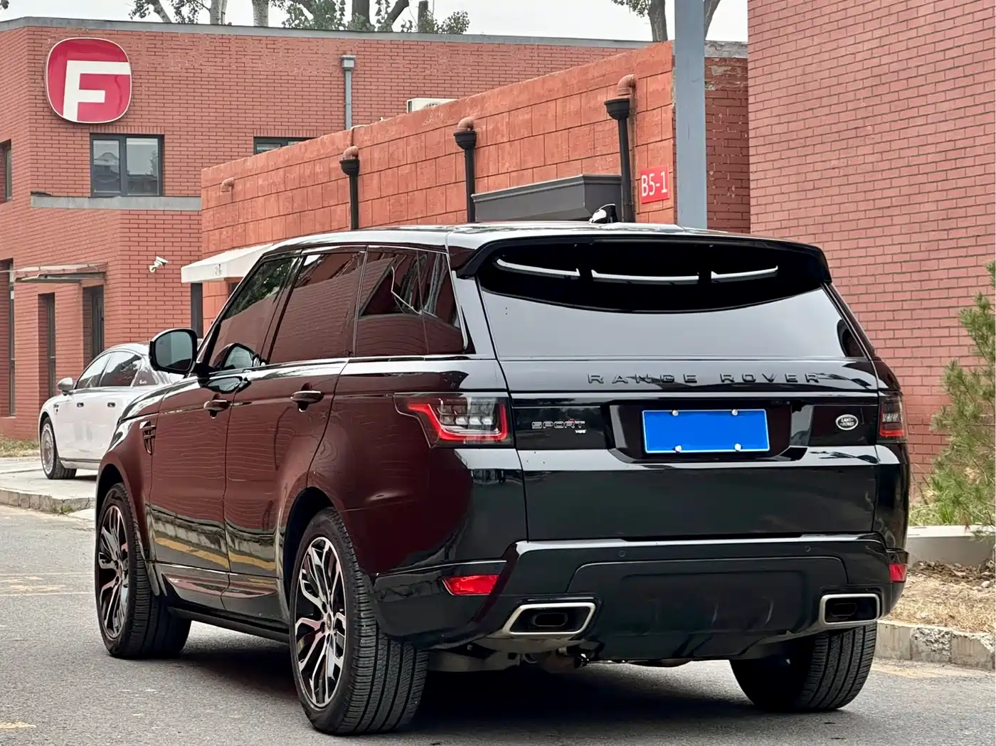 Land Rover Range Rover Sport 2021 3.0 L6 Gloss Black Edition фото 13