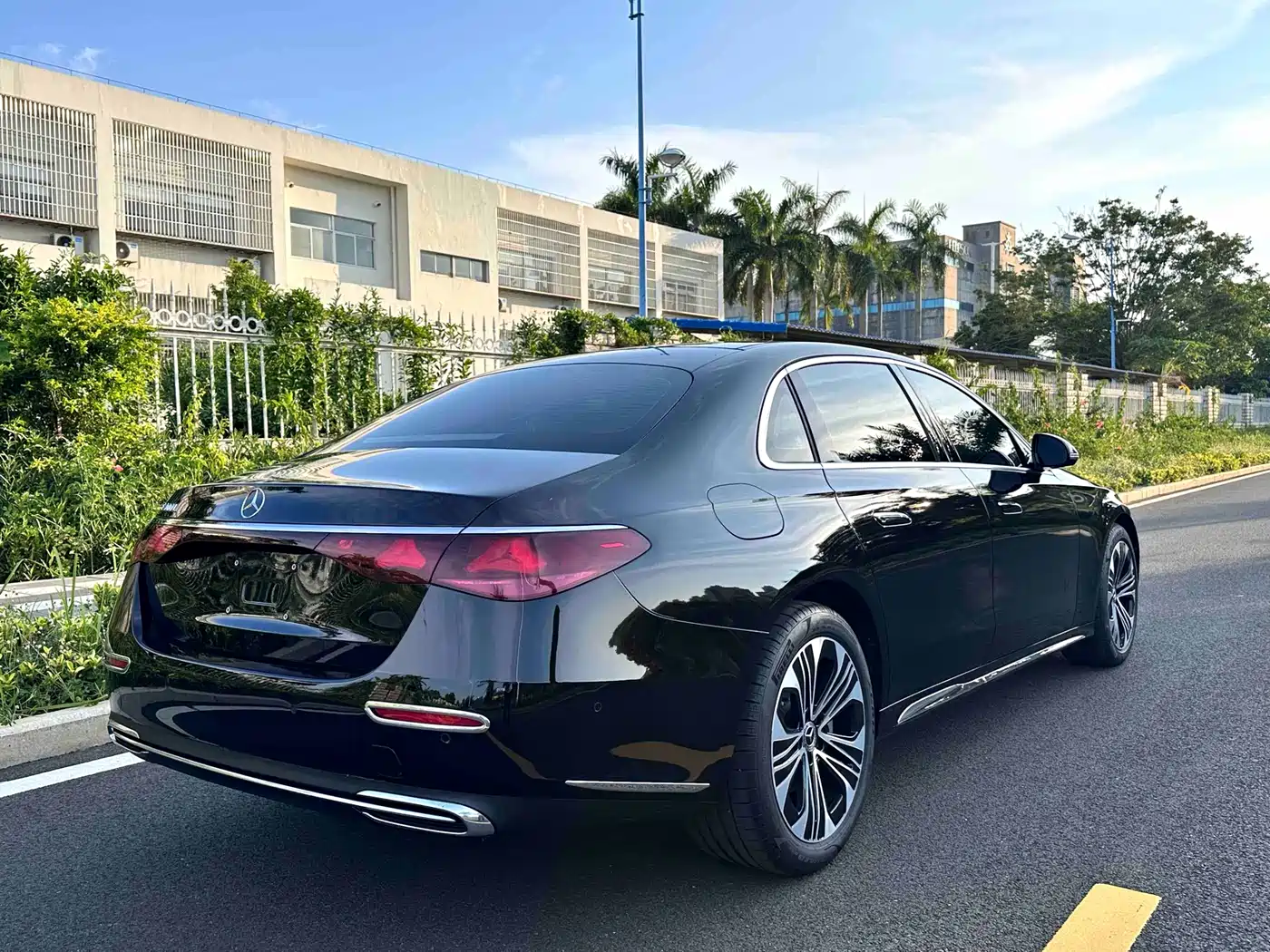 Mercedes-Benz E-Class 2026 E 300 L Luxury фото 10